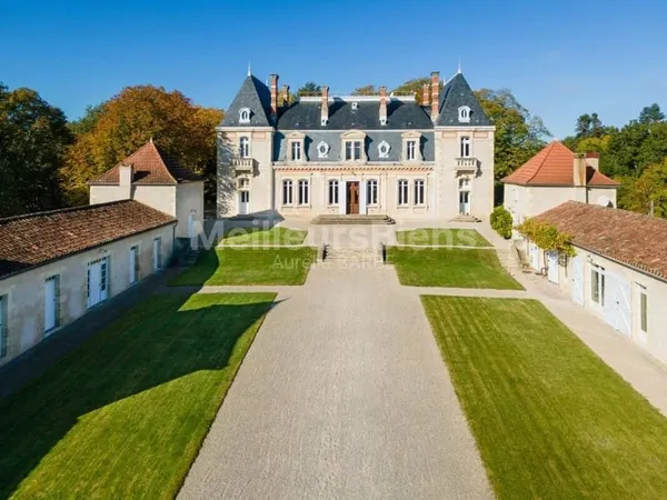 Château de Rêve au Coeur de la Gascogne : Un Trésor Historique avec Vue sur les Pyrénées