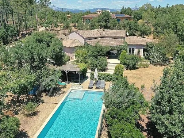 Proche village Villa de 251 m² avec 5 chambres