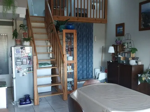 GRAND BATIMENT avec deux appartements, garage, jardin