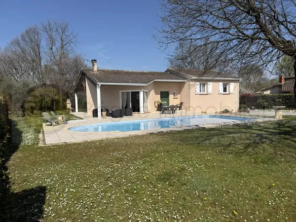 Chaleureuse maison de plain-pied dans un environnement de premier choix