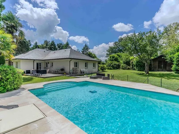 Maison d'architecte sur son parc arboré, piscine et dépendance.
