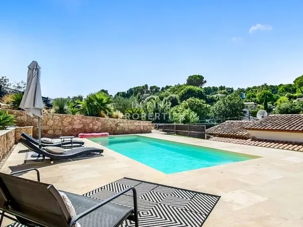 VILLA CONTEMPORAINE À PIED DU VILLAGE