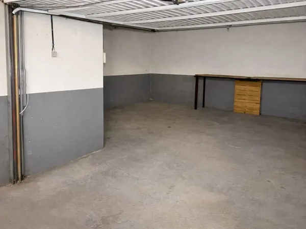 PLAISIR GARE - Grand box à louer avec enfoncement.