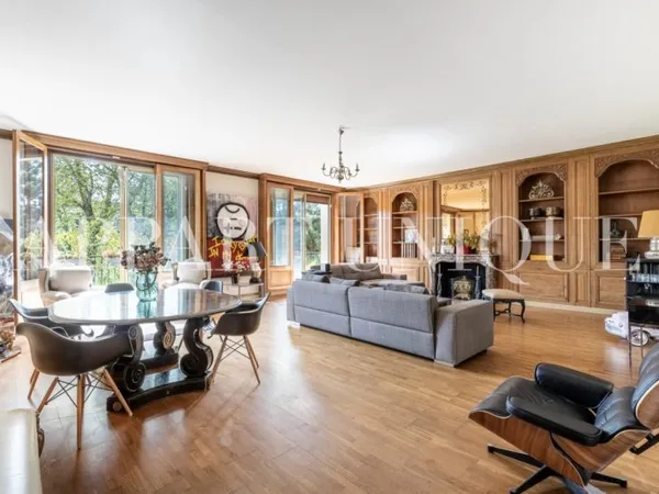 AVENUE FOCH - SUPERBE APPARTEMENT FAMILIAL ET DE RECEPTION