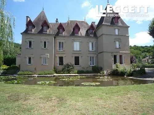 Appartement d'Exception dans un Château avec Terrasse, Jardin et Piscine. Proche de Vichy.