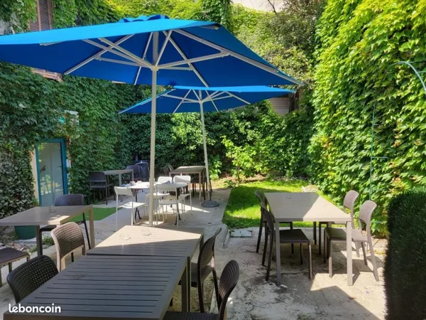 Local commercial avec grande cour privative - Juan-les-Pins
