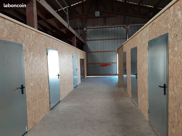 Box bétonné sec avec caméras de surveillance