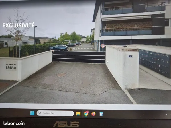 Loue une place de parking aérien face à la mairie dans résidence sécurisée