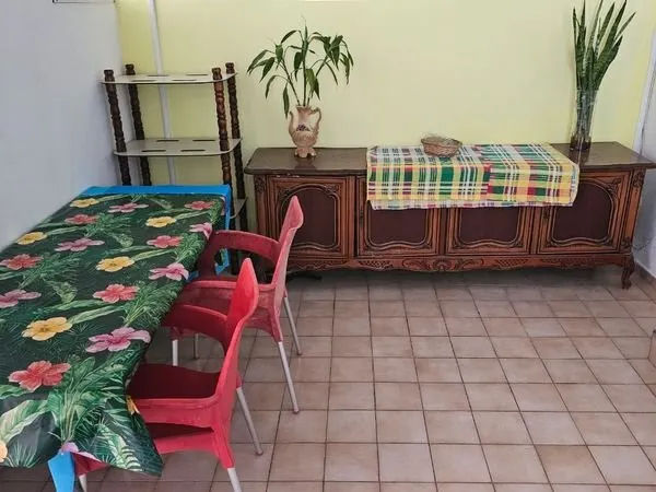Maison à louer derrière hôpital Maurice selbonne à Bouillante chargés comrises