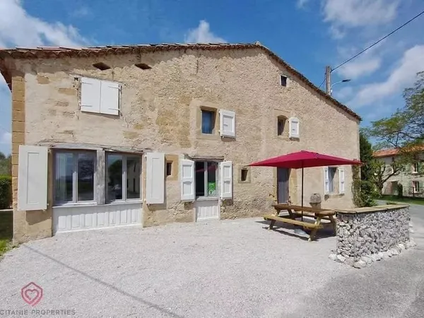 Maison ancienne entièrement rénovée avec piscine et vue imprenable