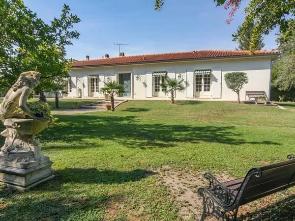 Maison de plain-pied très spacieuse en périphérie de la ville