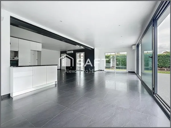 Plain-pied avec piscine et pièce de vie de 65 m²
