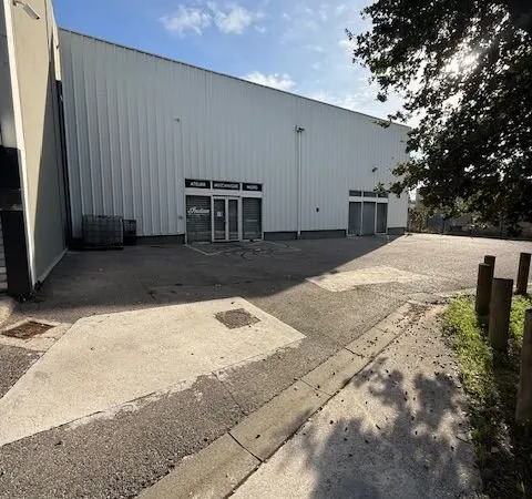 Local 300m2 derrière Grand Var avec 10 places de parking