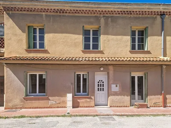 Maison Roquemaure 5 pièce(s) 112.09 m2 avec jardin de 112 m² et place de parking privative.