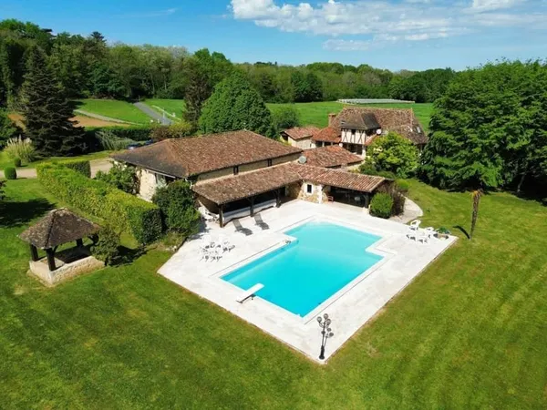 Demeure authentique avec gîte et piscine