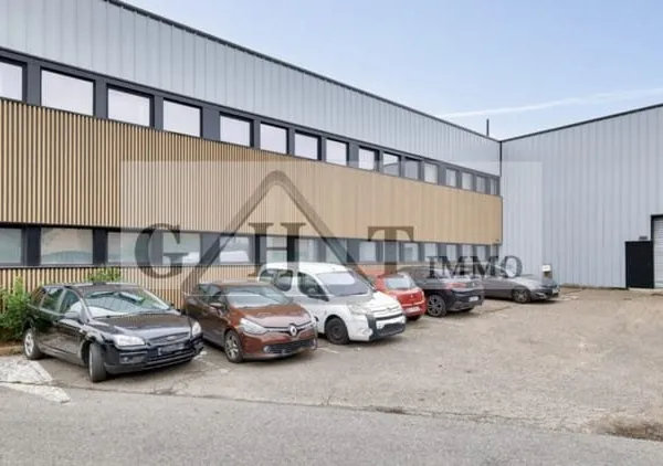 Entrepôt avec bureaux à louer