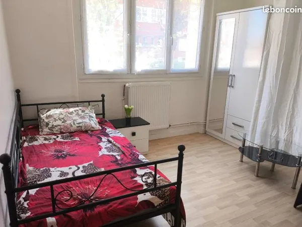 Colocation dans l'appartement pour fille