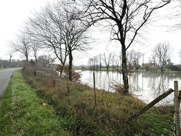 Terrain 8600 m²