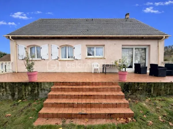 À découvrir sur Penchard : maison indépendante de maçon, architecture soignée, lumineux volume et po