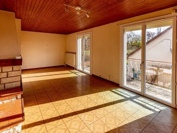 Maison 3 chambres avec jardin, sous-sol et combles aménageables à Longecourt-en-Plaine