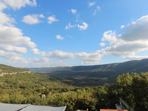 LUBERON. MAISON CONTEMPORAINE AVEC VUE PANORAMIQUE