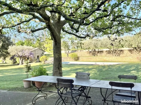 Mas rénové, avec cachet, 5 chambres sur 3500 m² de terrain avec piscine