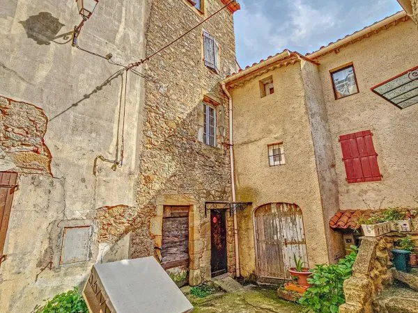 Belle maison de caractère avec terrain non attenant et mazet