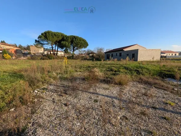 Terrain plat et viabilisé proches des commodités