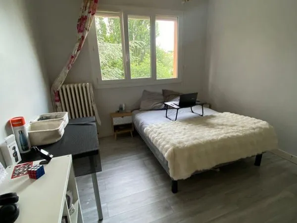 Jolie chambre meublée