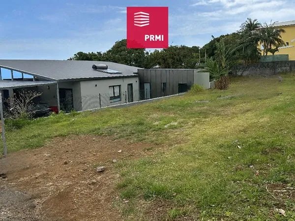 Chez PRMI / Terrain à Petite Ile de 476 m2