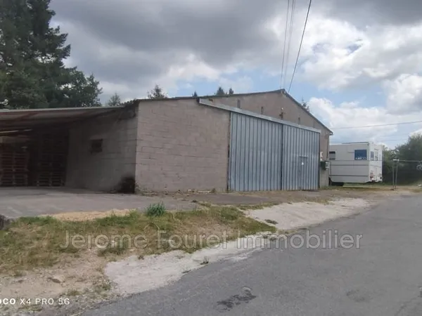 Immeuble commercial 240 m²