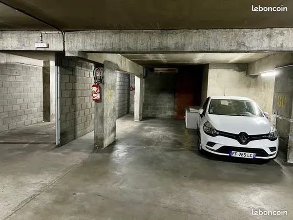 Grand garage accessible rue de Tocqueville