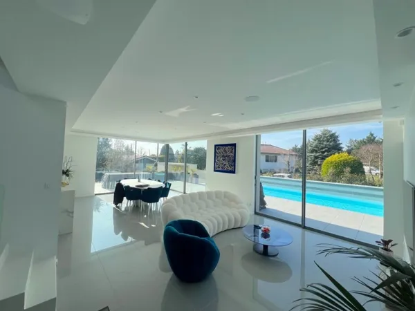 Villa contemporaine , piscine chauffée, 225m2