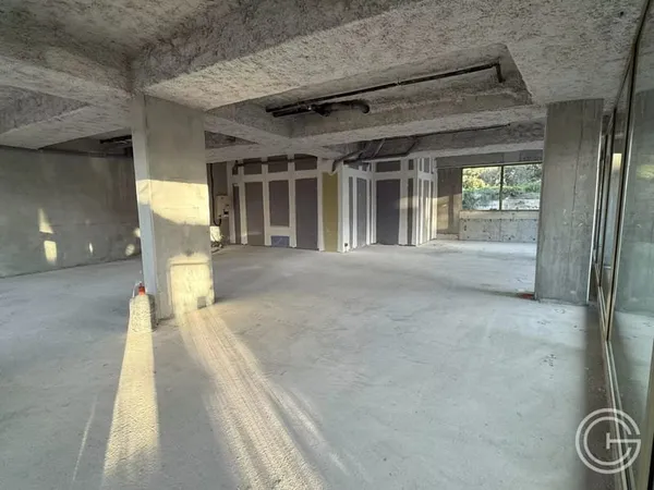 LOCAL COMMERCIAL - 240m² - SAINT LAURENT DU VAR