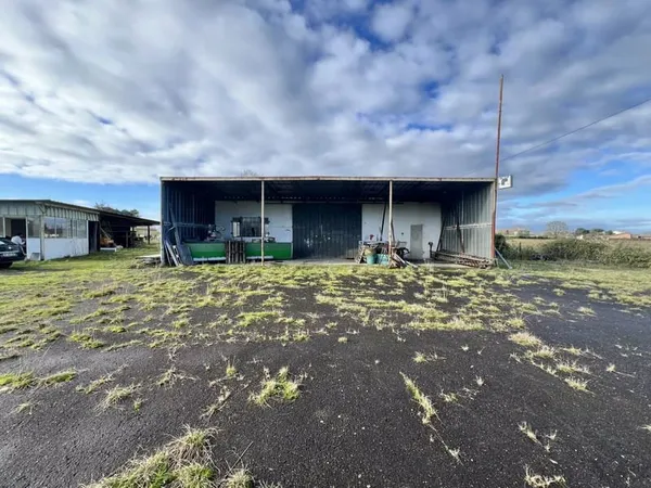 Bâtiment de 190m2 sur un terrain de 4 288m2