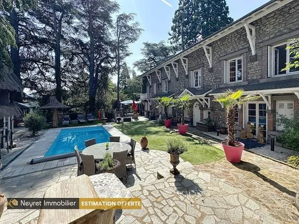 Maison 10 pièces 300 m²