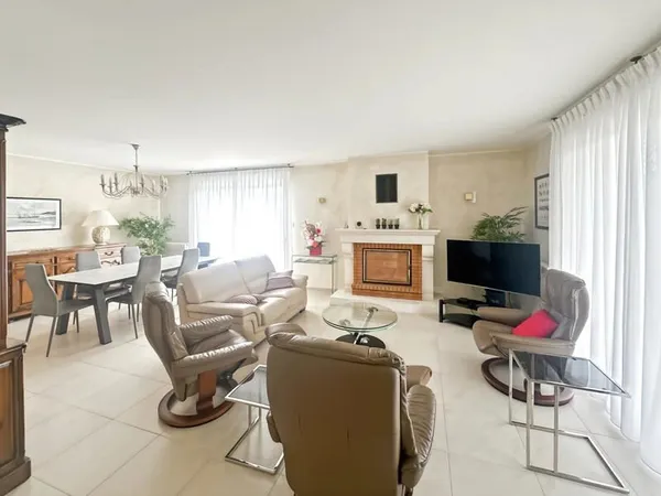 LE TAILLAN MEDOC , maison de 122 m² , jardin , garages sur une parcelle de 1385 m²