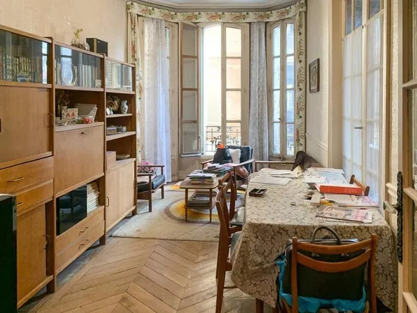 Au calme, grand trois pièces de 64 m2 situé dans un quartier vivant