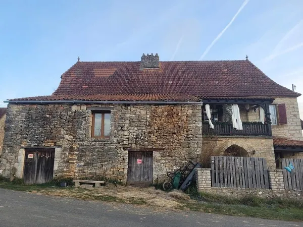 Maison périgourdine en pierre avec un potentiel infini près de Daglan