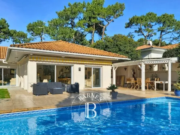 MAGNIFIQUE VILLA FAMILIALE RENOVÉE, 6 CHAMBRES ET PISCINE, AU PYLA-SUR-MER