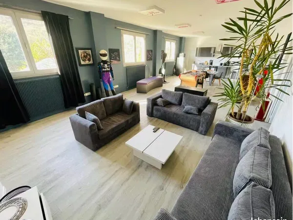 Loft moto unique 200 m² - Location au mois - Maromme (Rouen)