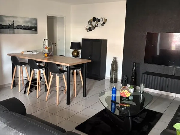 À vendre T3 entièrement rénové + balcon + parking - sans frais d'agence (non-meublé)