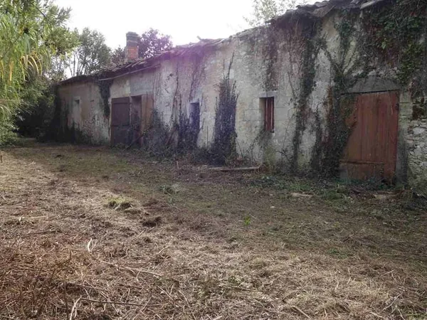 Maison en pierre à rénover entiérement