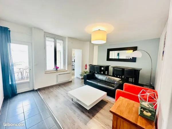 Chambre meublée avec salle d'eau et WC privatifs, située dans une maison de 140 m² avec une cour de 