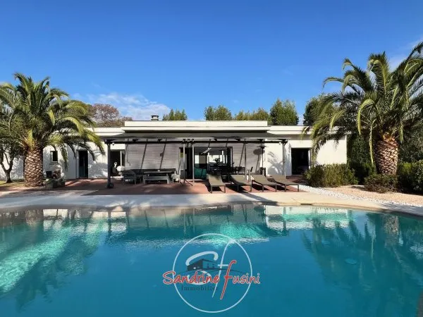 VILLA CONTEMPORAINE DE PLAIN-PIED PROCHE DE CANNES