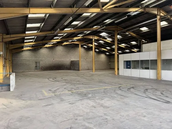 Entrepôt 1400 m²