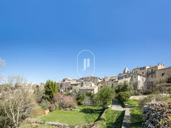 Maison de village à vendre à Saignon avec cour et jardin