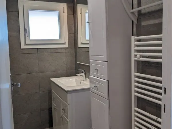 Appartement rénové au calme 2 chambres avec grande cave et garage