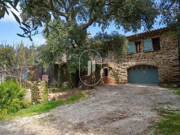 Maison en pierre à vendre dans la campagne à proximité de Cogolin