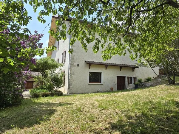 Vente - maison en pierre - 265 m2 + dépendances - Champfromier